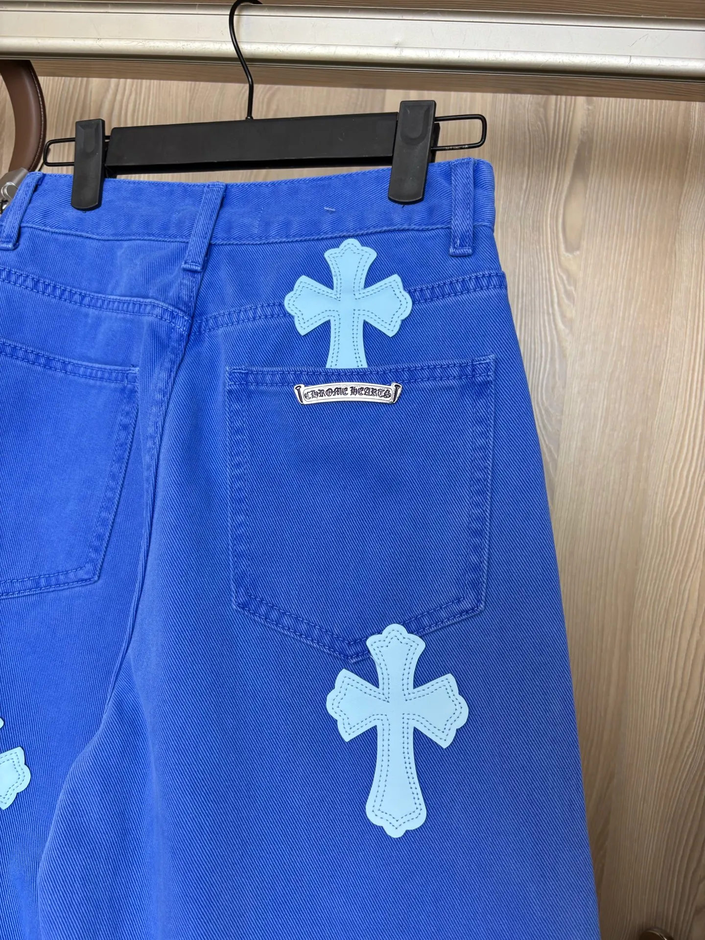 P280 model number: DC 56# ChromeHearts classic heavy leather label. London limited ice blue jeans. I accidentally cut off the upper body of a man and a woman. This set is unique. It is high-end and slim. Special Italian cowhide is printed and then cut. Customized sheepskin three-layer thick line leather. The whole body is spliced in heavy water washing process. The craftsman hand-splashes ink. You can see the details. Three-dimensional cutting version. Loose and comfortable, not picky on the figure. It looks tall and slim. It is made by a large factory. Original factory quality control. Same style for men and women. Can be matched with couples. Versatile recommendation. Must-have jeans for all seasons. Color: ice blue. Size: s m l xl (Picture 9️⃣Size chart)